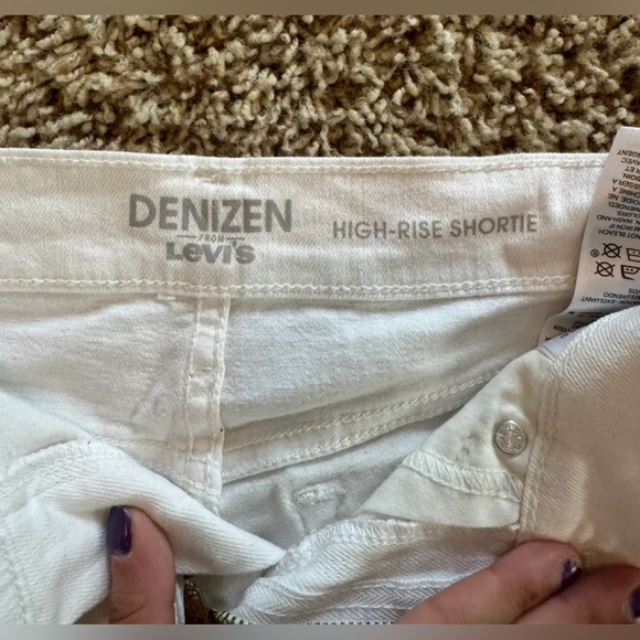 Levi’s white denim shorts - Picture 3 of 3